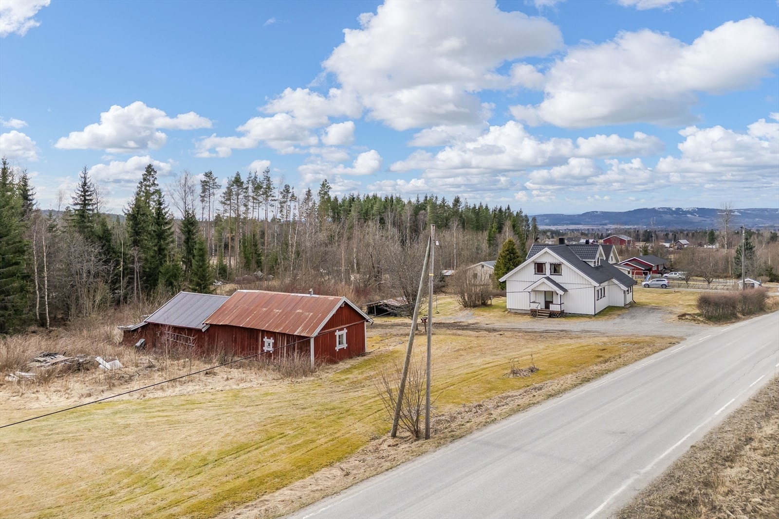 Landlig beliggenhet ca. 6 km fra Kirkenær sentrum. Flotte turområder i nærheten. Galleribilde