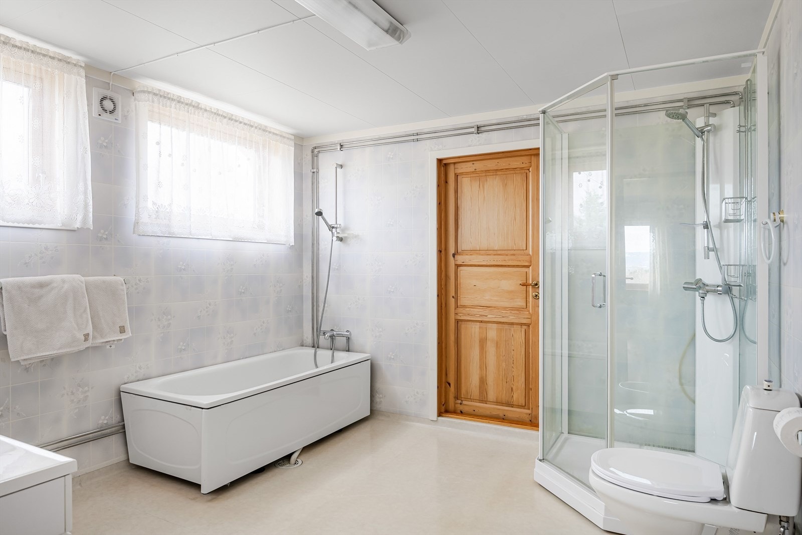 Badet er utstyrt med dusjkabinett, badekar og toalett, samt innredning. Galleribilde