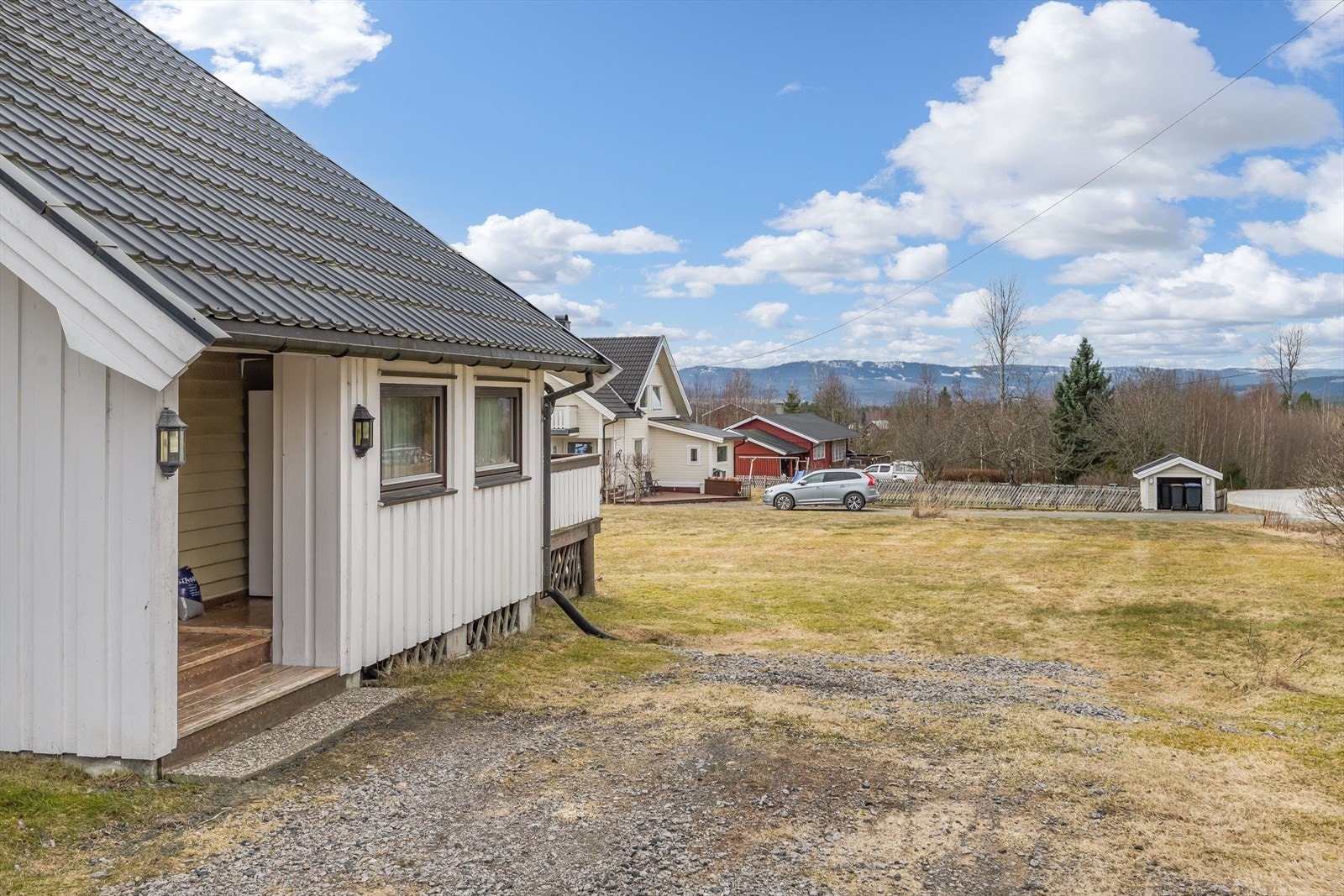Inngangspartiet har takoverbygg og en praktisk utebod i tilknytning. Galleribilde