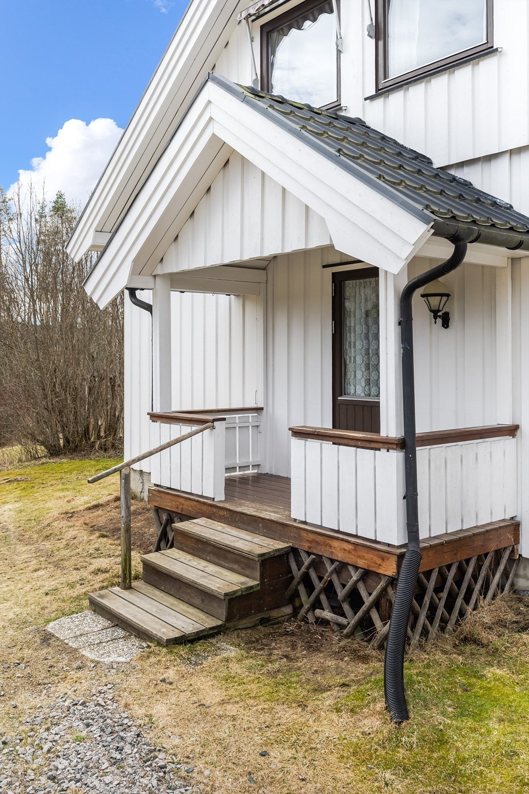 Her kan du sette opp tørkestativ under tak, eller henge opp klesvasken i hagen. Galleribilde
