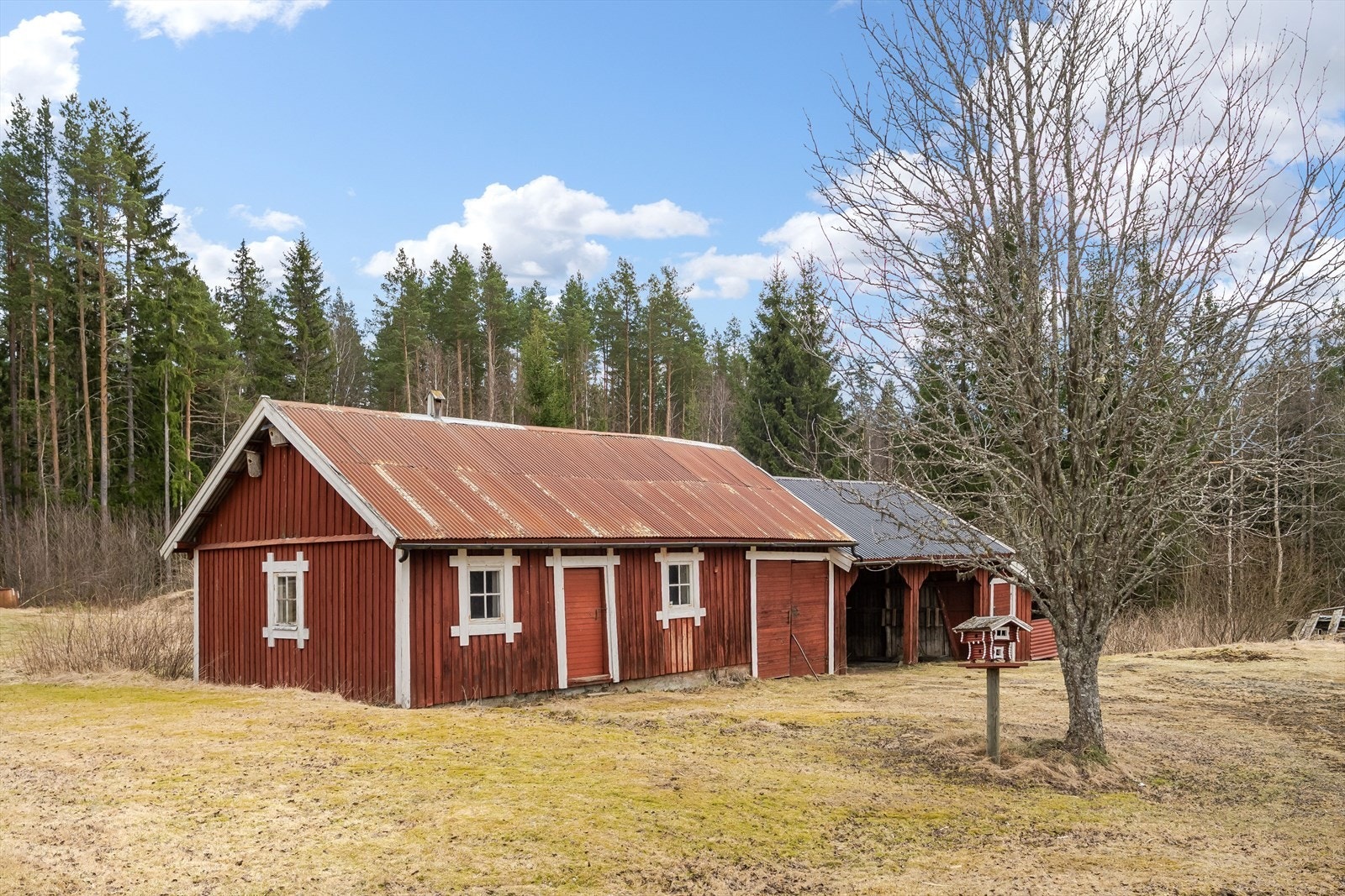 Et eldre uthus/garasje på 67 m² som har reisverksvegger og tak tekket med metallplater. Galleribilde