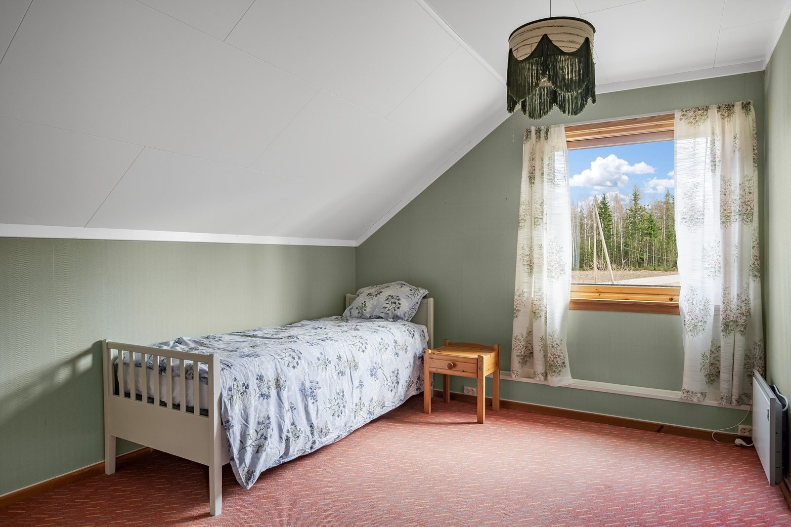 Oppvarming med panelovn i rommet. Galleribilde