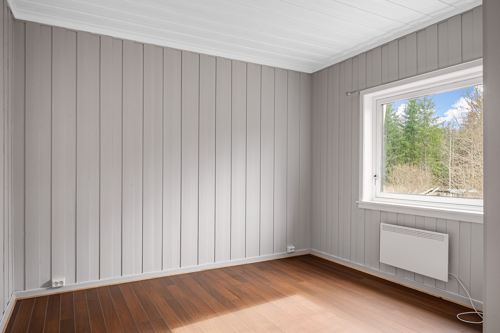 Det er ett soverom i 1. etasje pusset opp i senere tid med panel på veggene og laminatgulv. Galleribilde