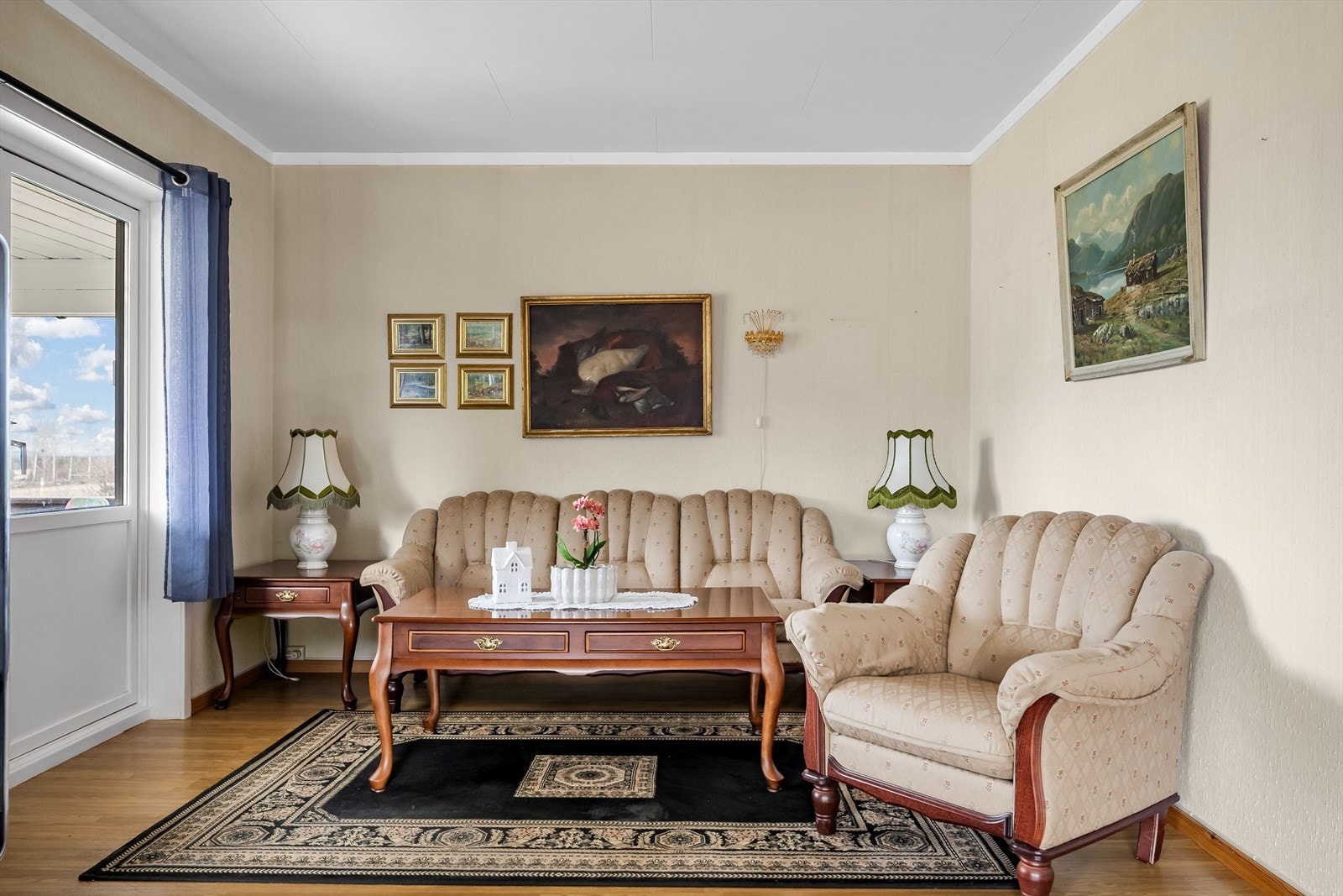 Koselig stuekrok innerst, herfra er det også utgang til terrassen. Galleribilde