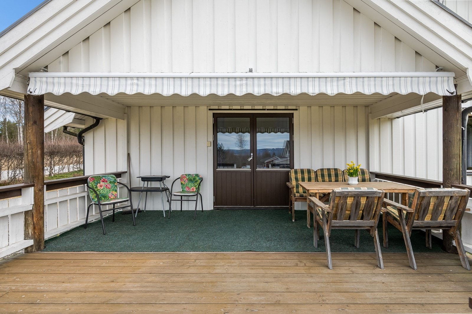 Verandaen er vestendt og deler med takoverbygg. Galleribilde