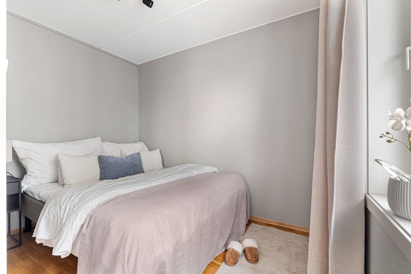 Pent soverom med god plass til dobbeltseng. Galleribilde