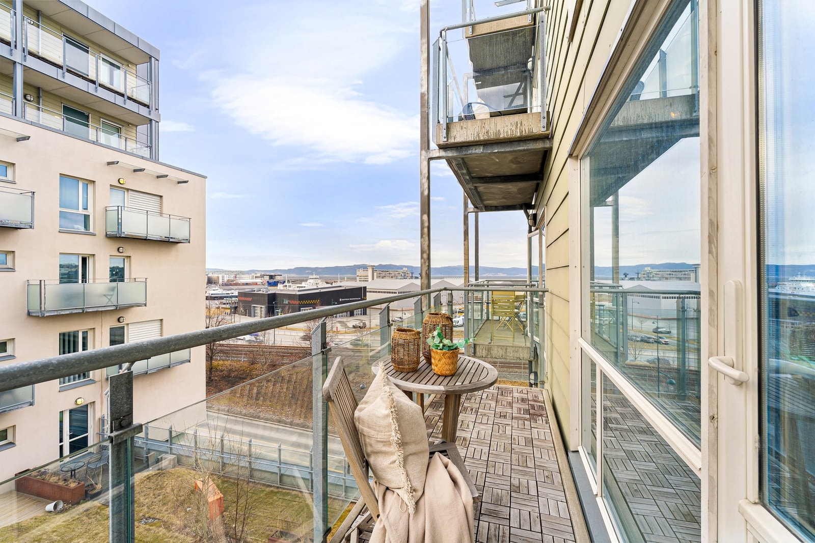 Fra stuen har man direkte utgang til balkongen. Galleribilde
