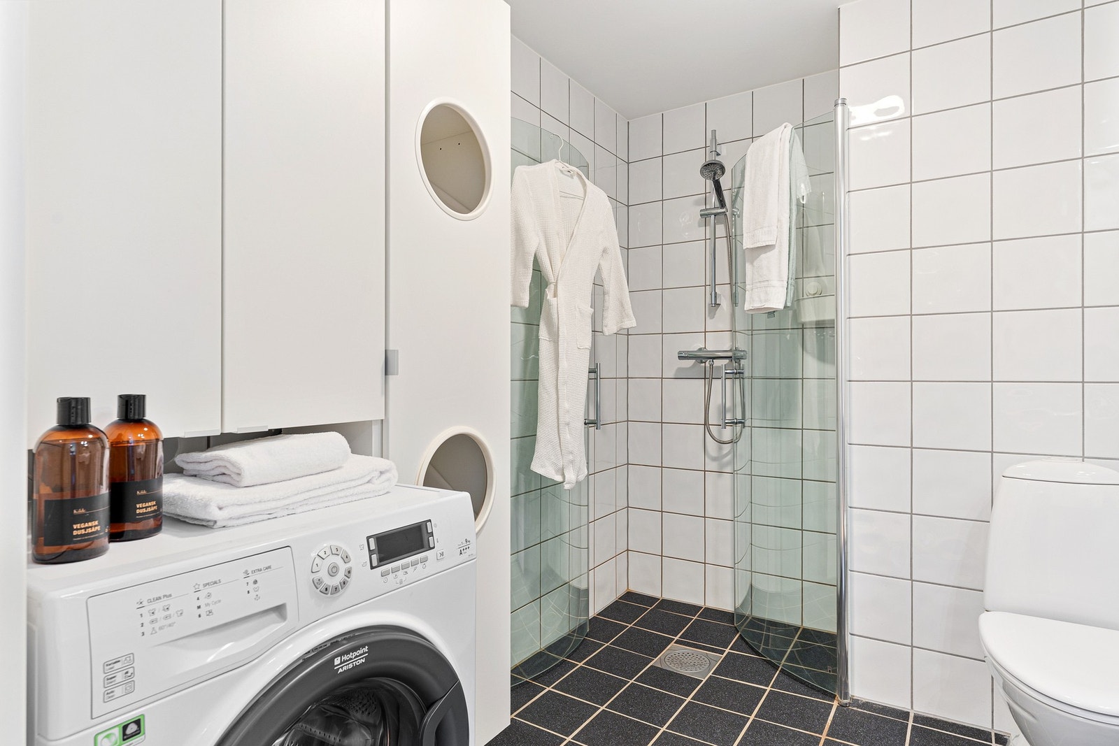 Baderommet har opplegg for vaskemaskin. Galleribilde