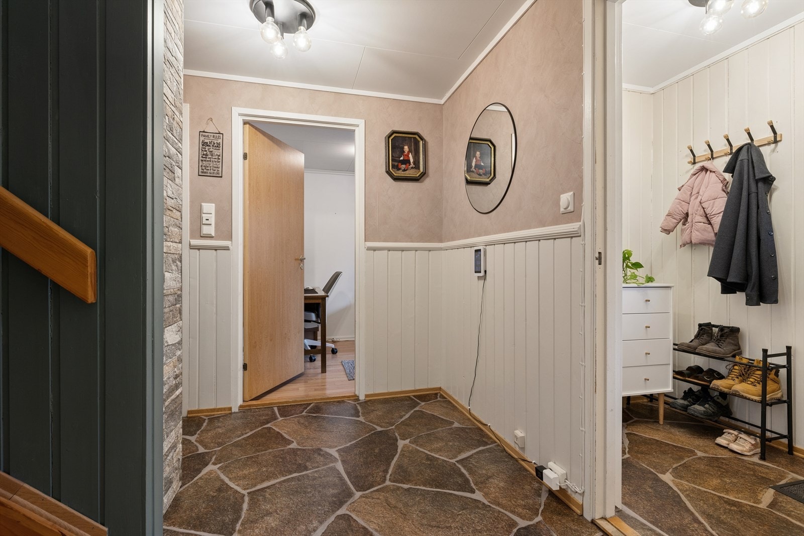 Fra hallen er det adkomst til etasjens rom, samt trapp opp til hovedplanet. Galleribilde