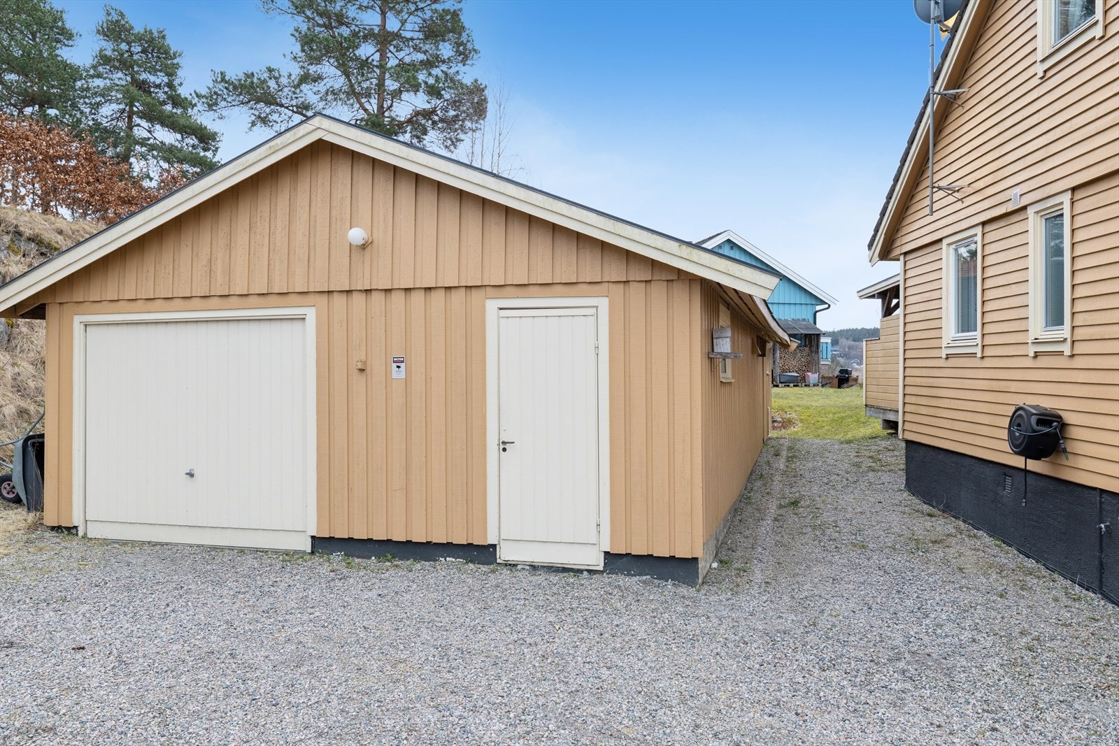 Den frittstående garasjen på ca. 72 m² (oppført 1989) har en egen boddel i bakkant med separat adkomst. Galleribilde