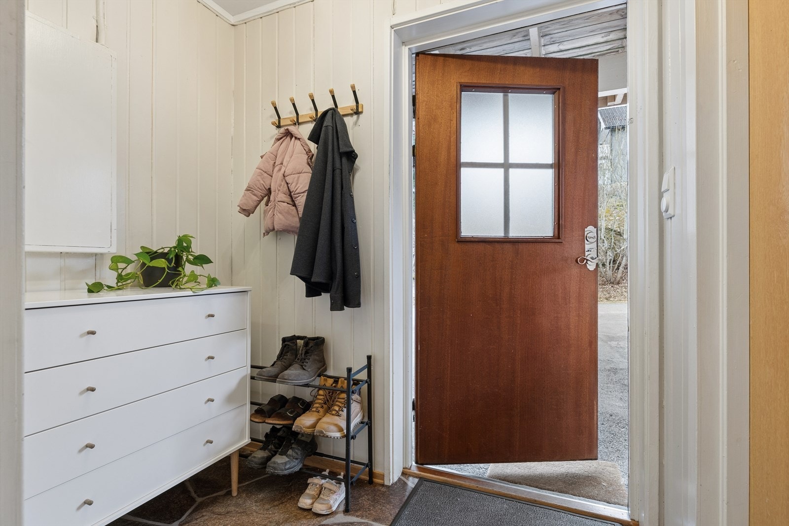 Entréen har god plass til oppbevaring av yttertøy og sko. Galleribilde