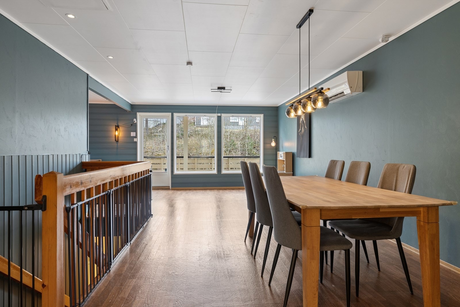 I åpen løsning mot stuen er det god plass til en spisestue for felles måltider. Galleribilde