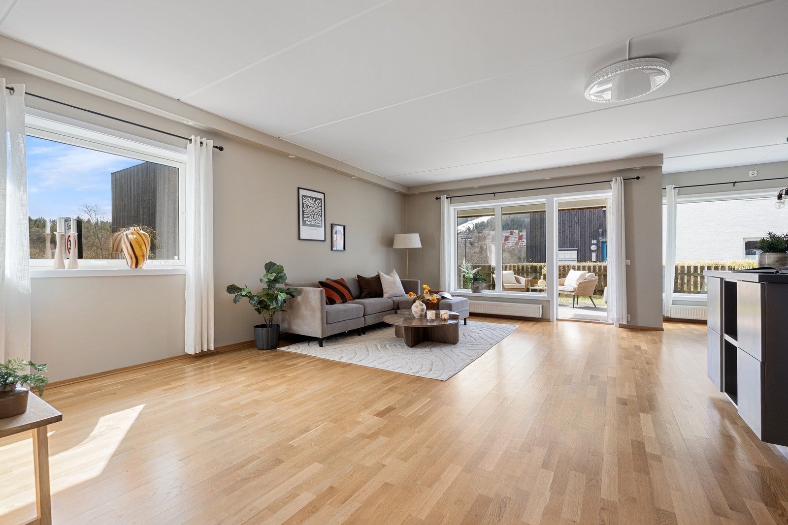 Det er god plass til en romslig sofagruppe. Siden leiligheten ligger på enden er det et ekstra i vindu i stuen. Galleribilde
