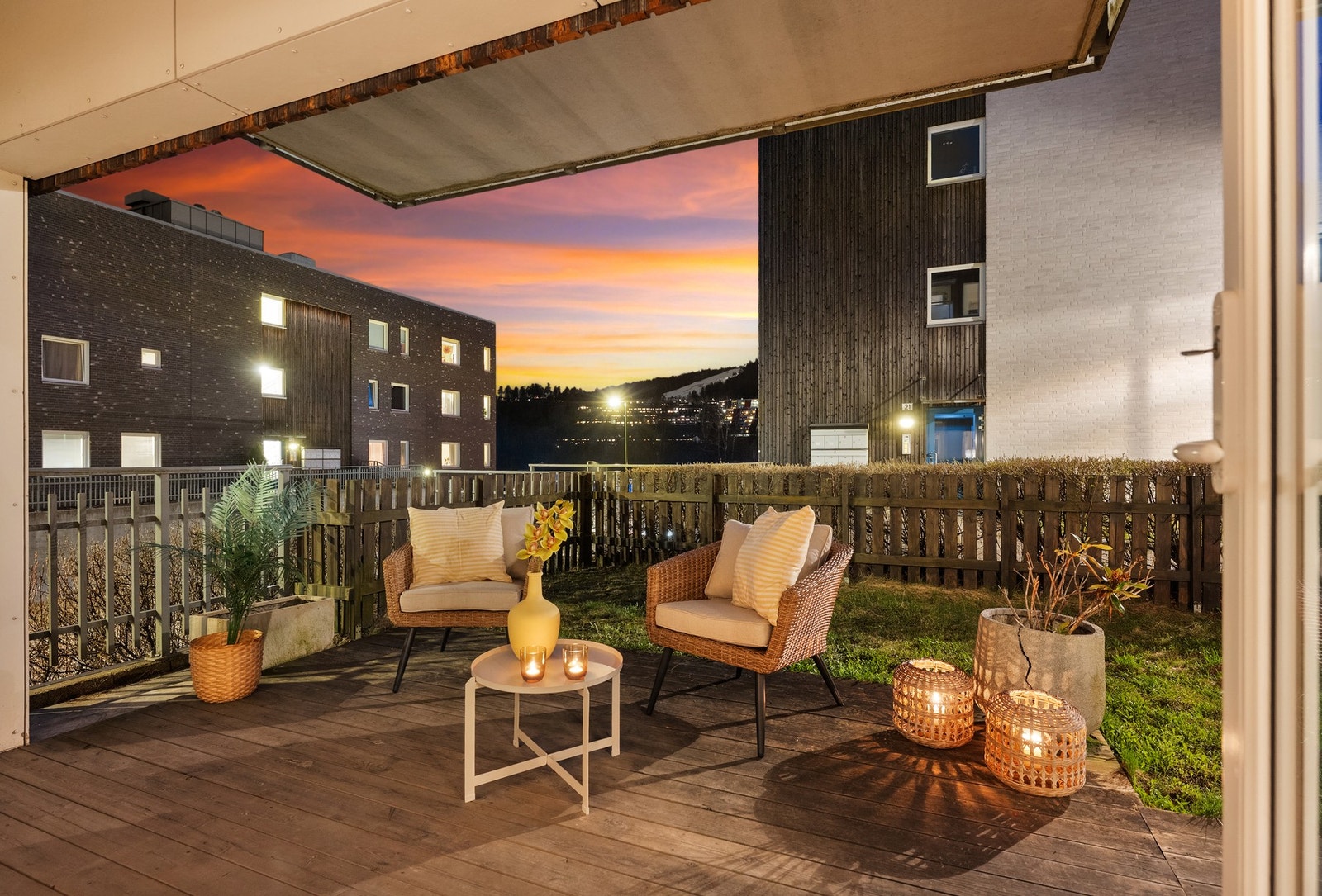 Fra stuen er det utgang til en skjermet terrasse og hageflekk. Galleribilde