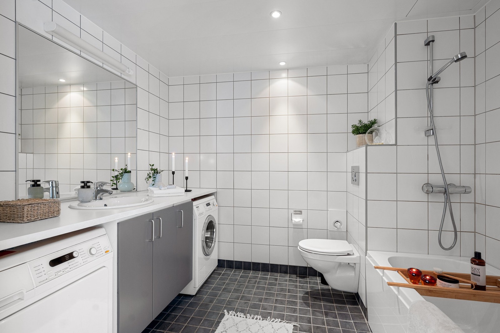 Det romslige badet er innredet med badekar, vegghengt toalett og innredning med servant. Galleribilde
