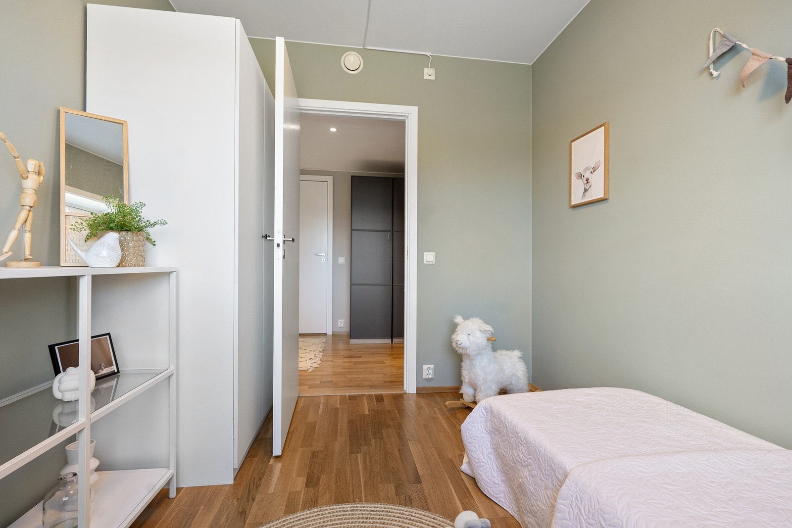 Rommet passer godt som både barnerom, gjesterom og kontor. Galleribilde