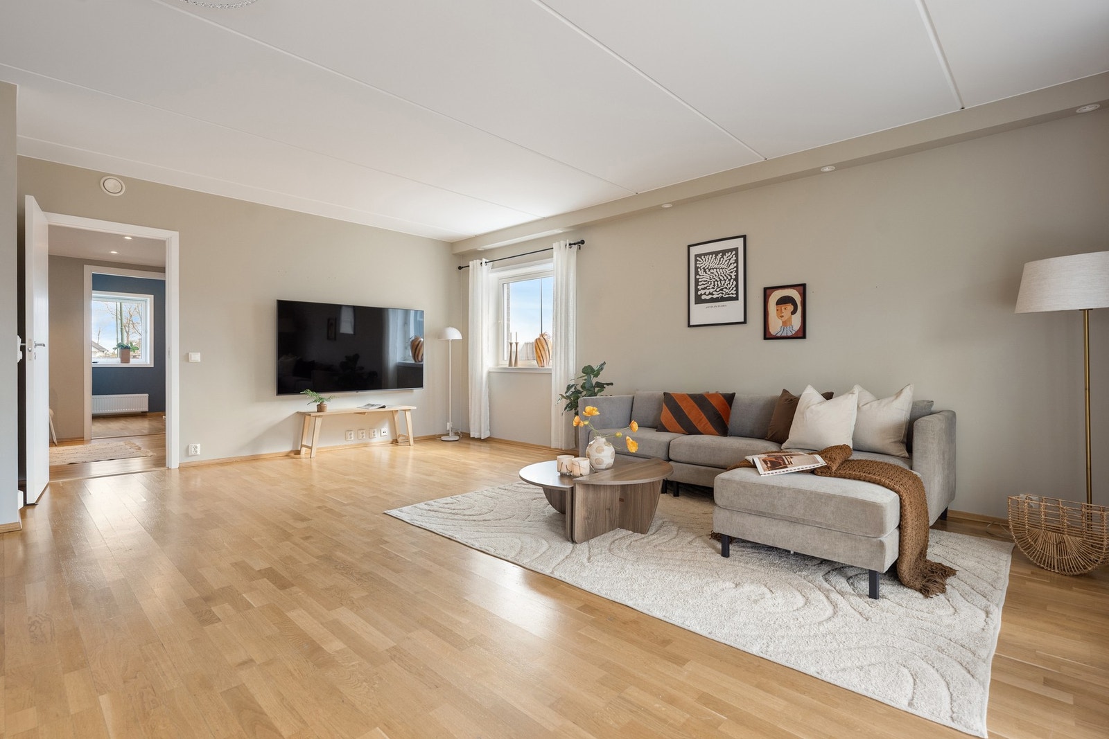 De fleste vegger og tak ble nylig malt. Med downlights i taket kan man sette stemningen etter anledning. Galleribilde