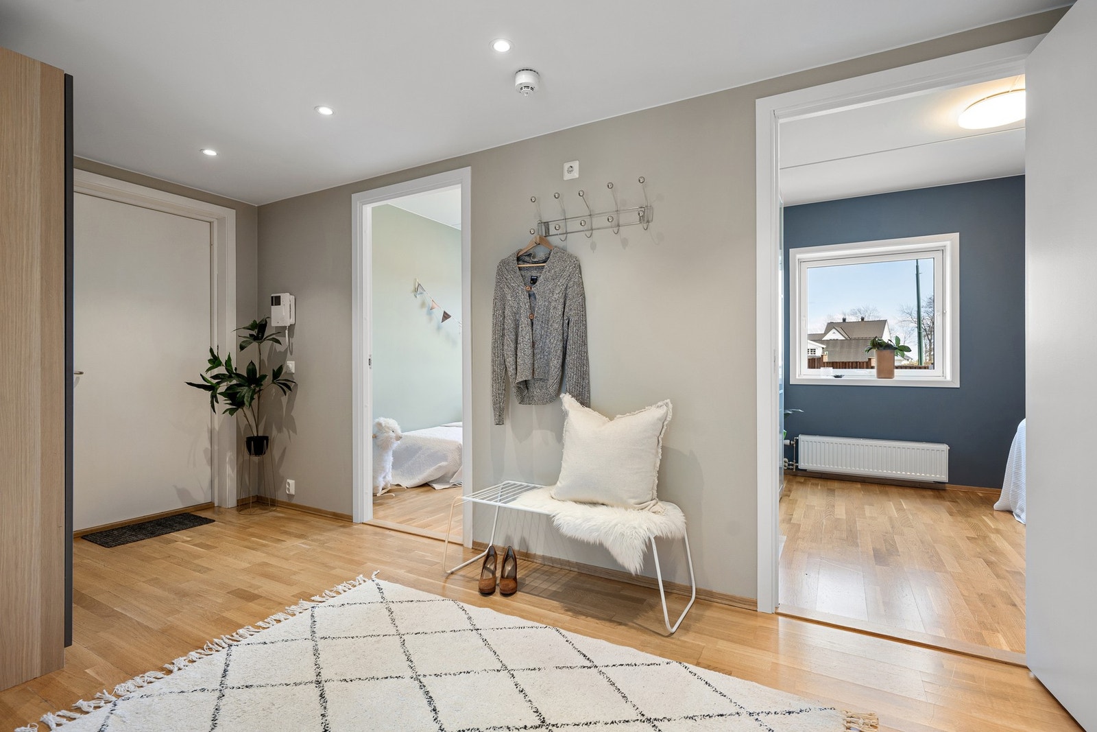 Velkommen inn! Allerede i entreen får du inntrykk av at dette er en moderne og gjennomført bolig. Galleribilde