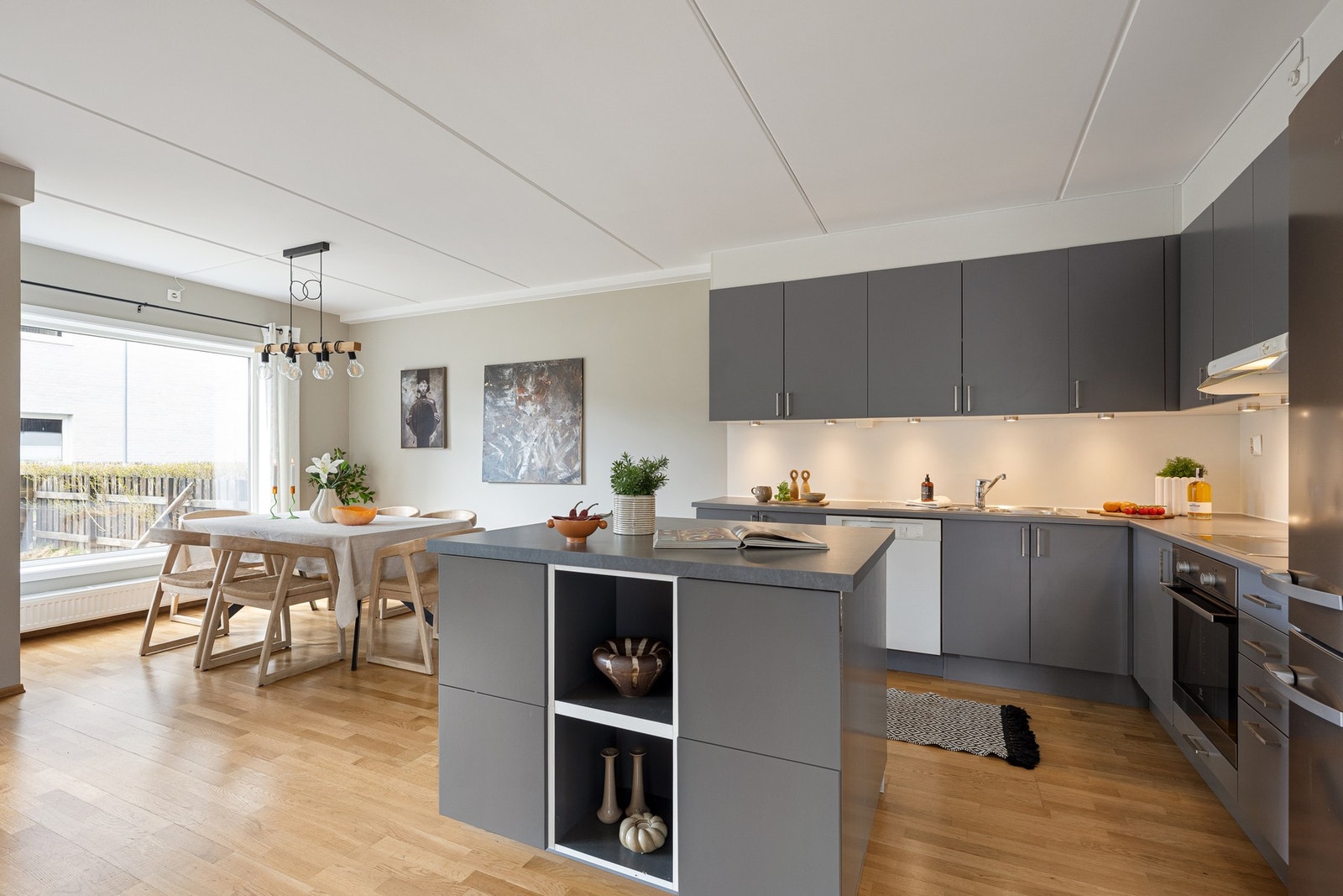 Kjøkkenet har moderne innredning og en flott kjøkkenøy som innbyr til sosial matlaging. Galleribilde