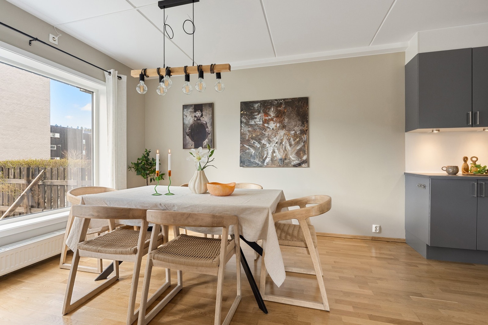 Kommer det mange gjester på besøk er det god plass til å dekke langbord og servere smakfull mat og drikke. Galleribilde