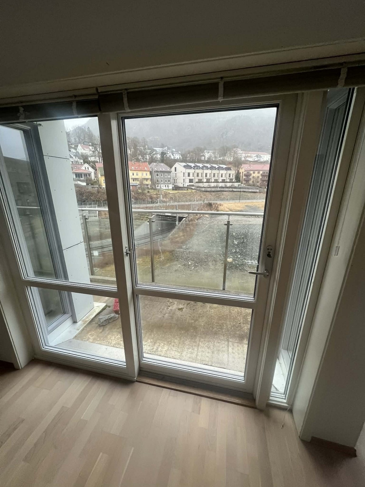 Balkong med utsikt over nærområdet. Galleribilde