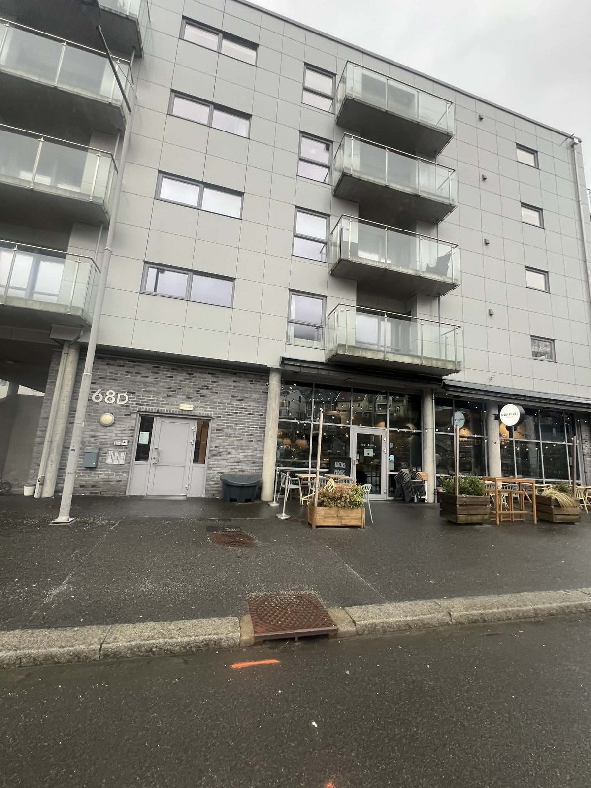 Møllendal Fetevare ligger i byggets første etasje Galleribilde