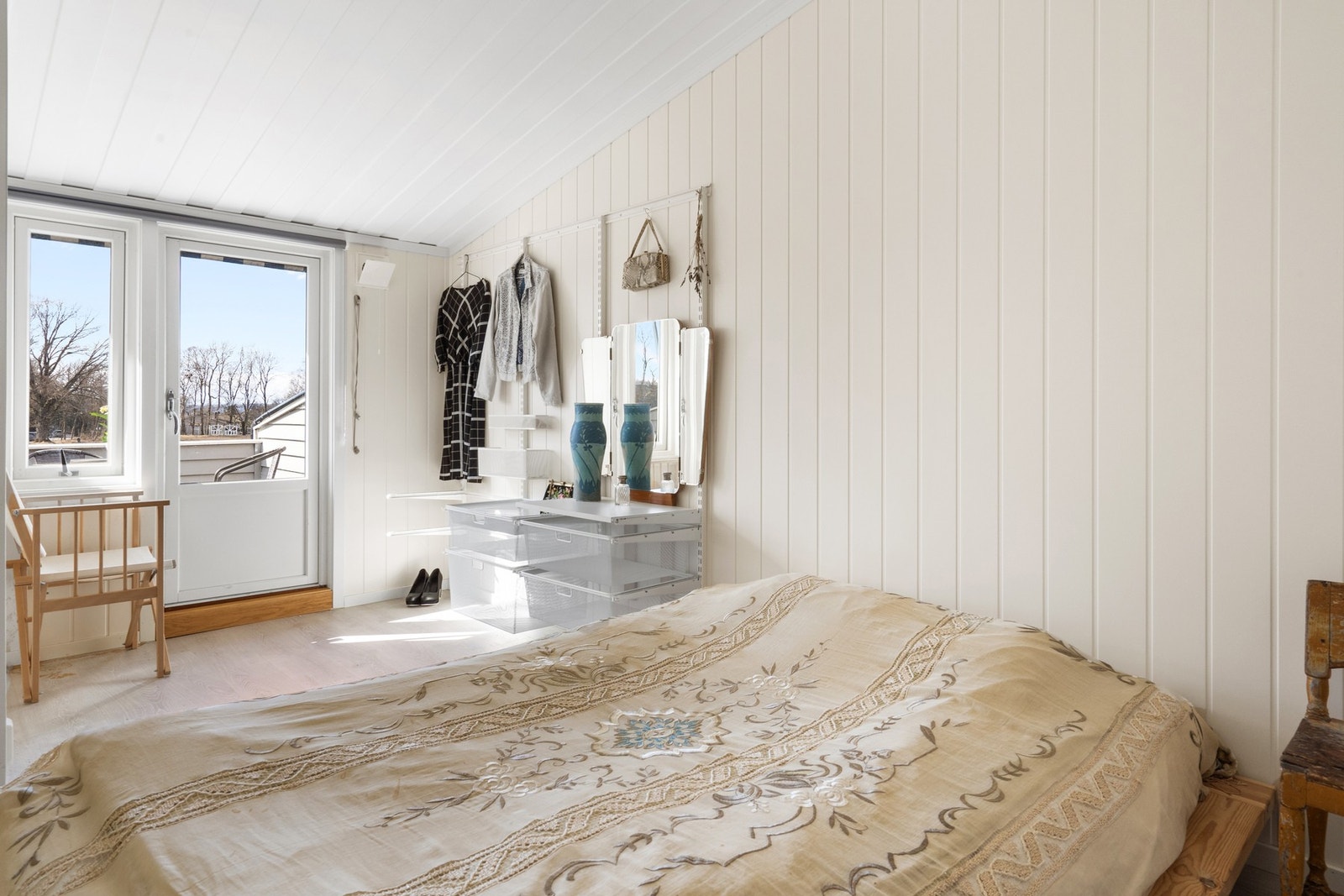 Det er utgang til balkongen i 2. etasje fra ett av soverommene. Galleribilde