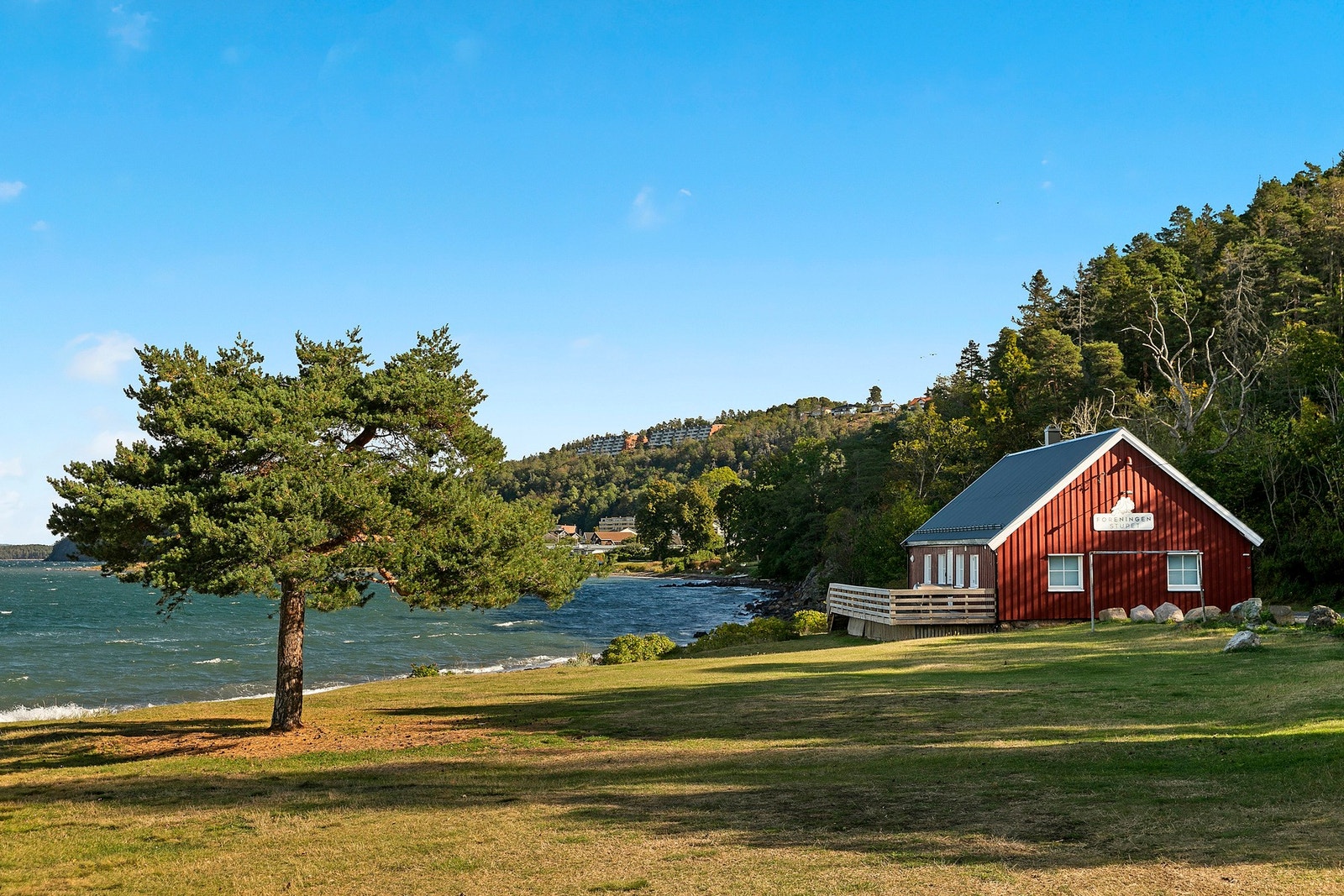 I tillegg til Tronvikstranden ligger både Godsetstranden og Refsnesstranden i nærheten, med gode muligheter for bading, fisking, padling og andre aktiviteter ved sjøen. Galleribilde