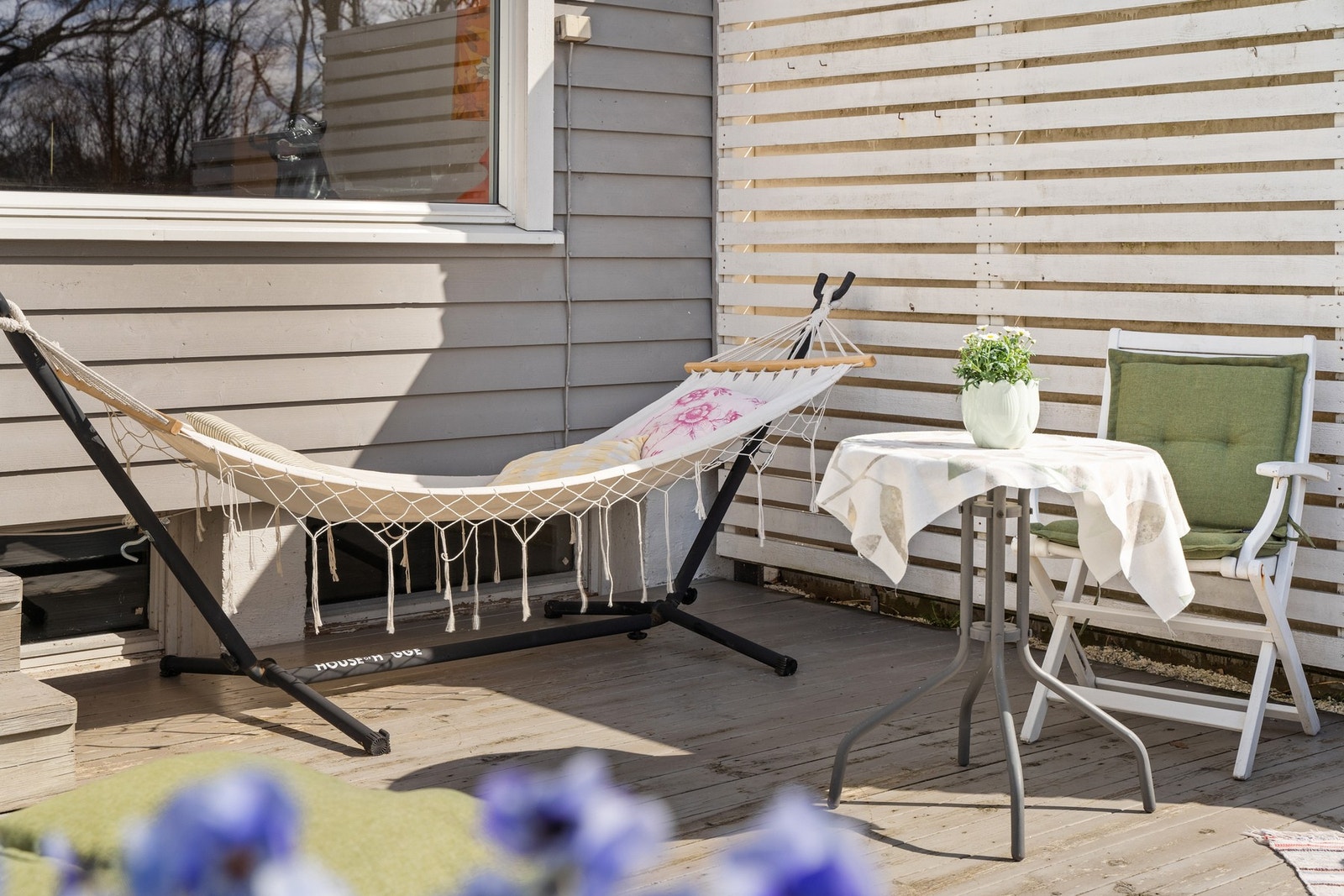 Fra stuen er det utgang til terrasse, som fungerer som en naturlig forlengelse av oppholdsrommet i den varme årstiden. Galleribilde
