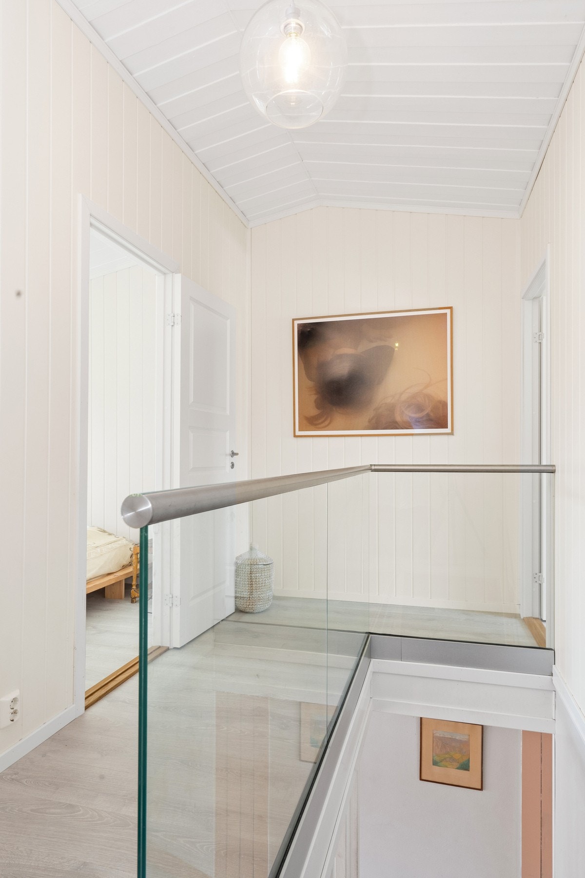 Glassrekkverk rundt trappen i 2. etasje. Galleribilde