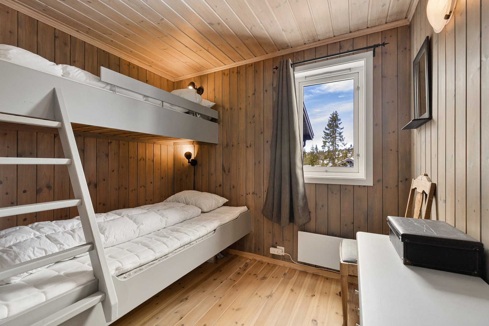 Soverommene har praktiske vindusflater som slipper inn naturlig lys, og innredningen gir gode muligheter for oppbevaring. Soverom 3. Galleribilde