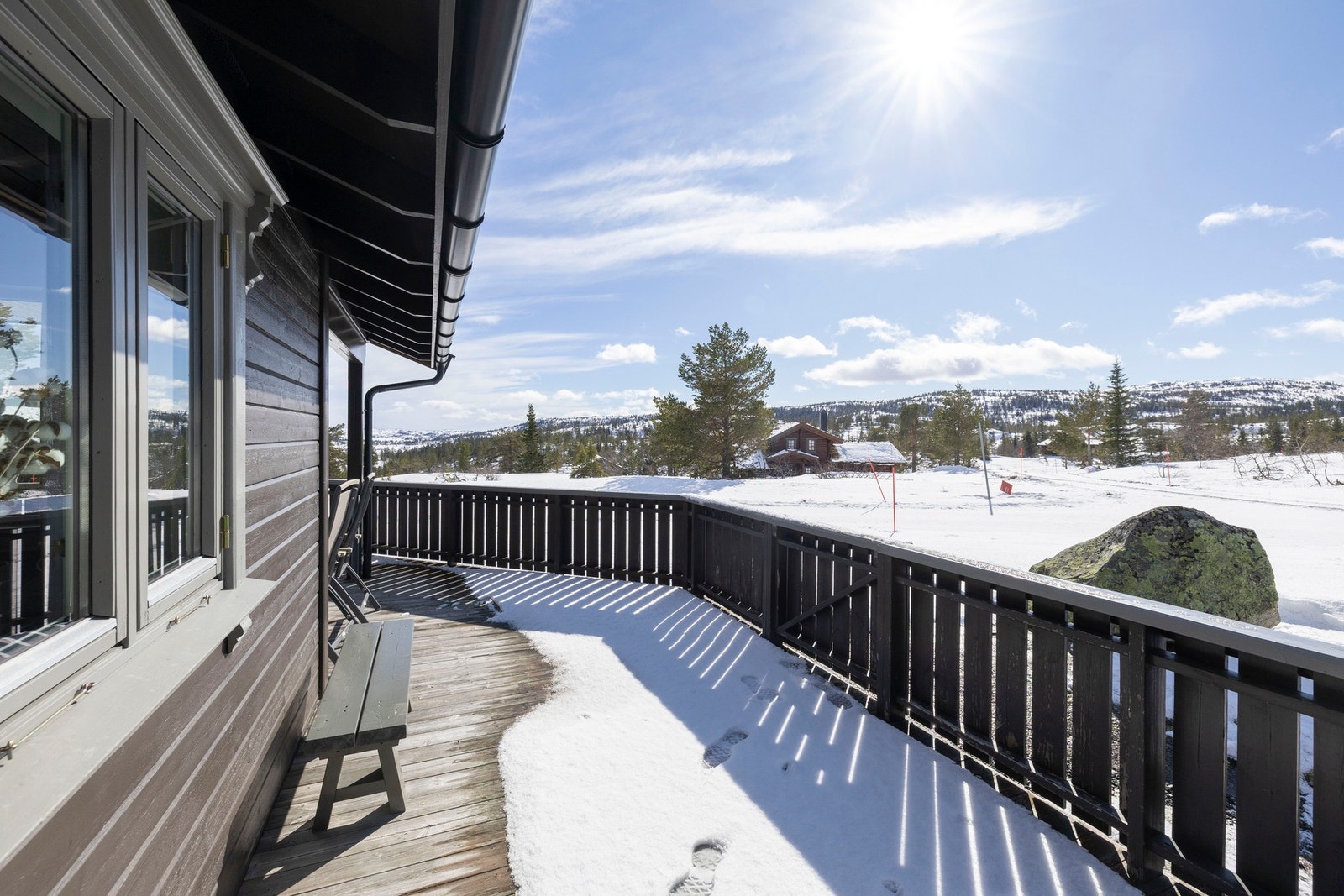 Terrassen strekker seg langs fasaden og gir flere soner med både sol og le, samt fin forbindelse til inngangspartiet. Galleribilde