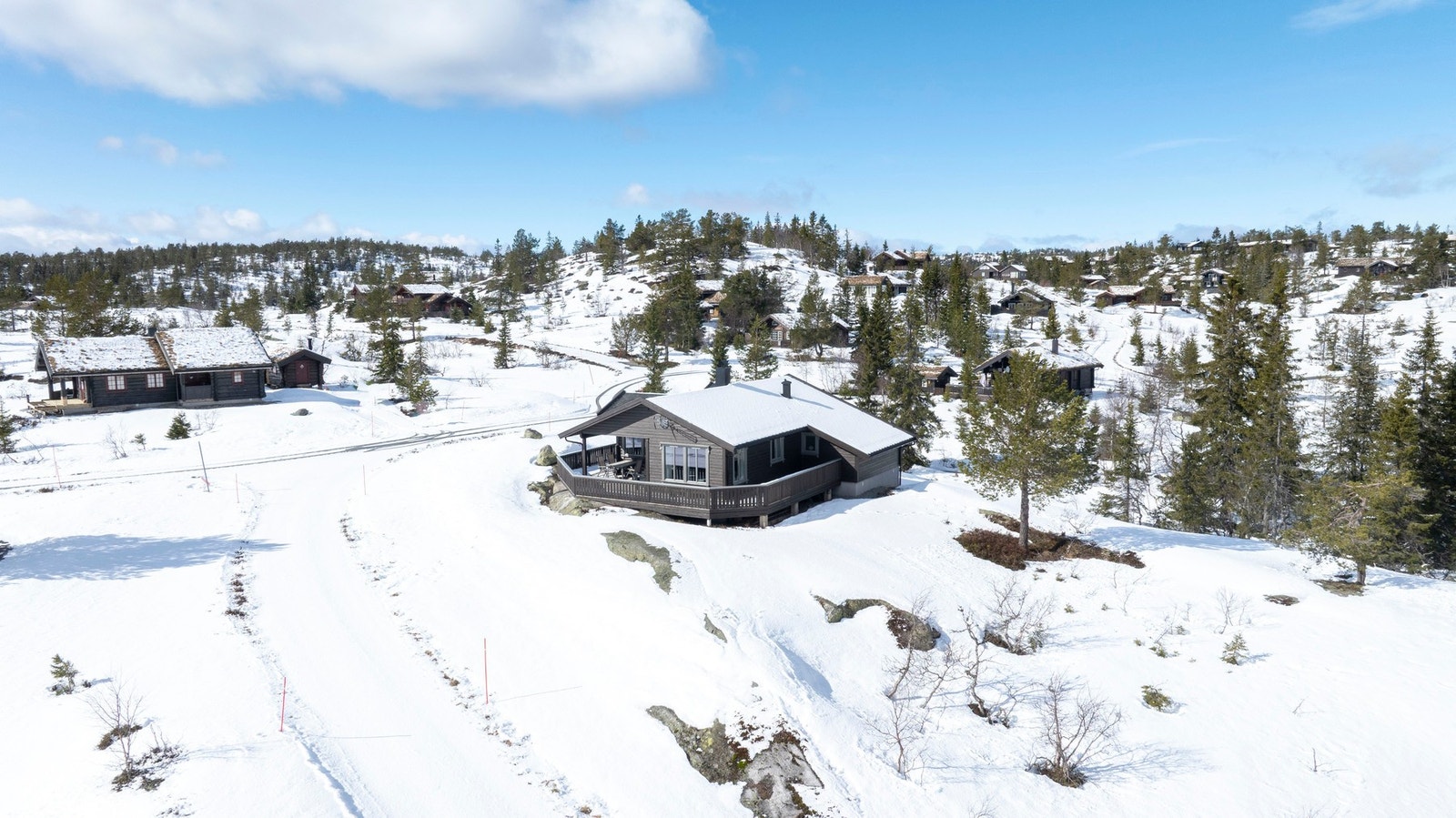 PRIVATmegleren Park ved Lars Jakob Aarak har gleden av å få presentere denne koselige hytten med idyllisk beliggenhet på Sylvtjønn / Kyrkjebygdheia i Nissedal kommune. Galleribilde