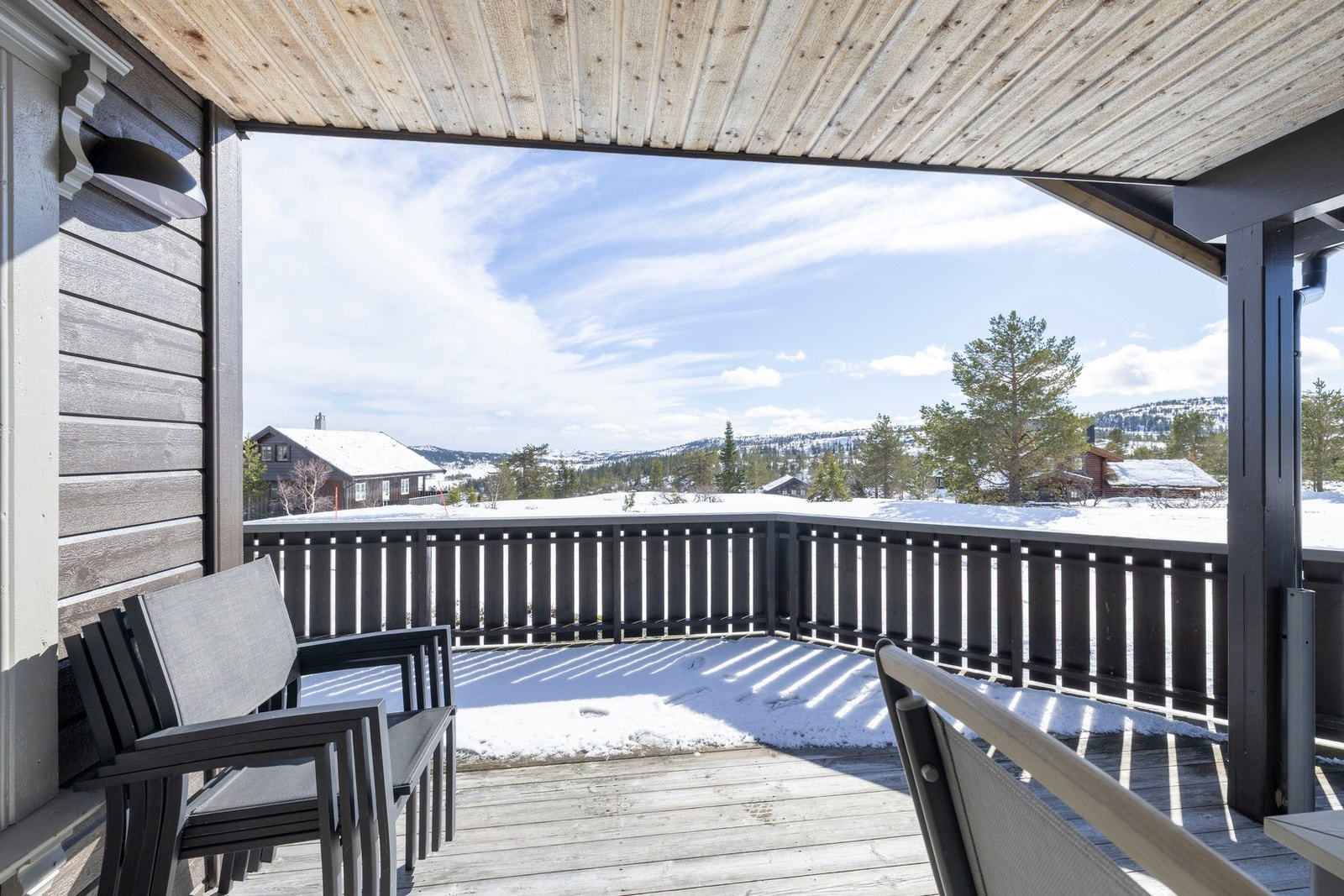 Romslig uteplass med god plass til sittegrupper, ideell for både avslapning og sosiale sammenkomster. Galleribilde
