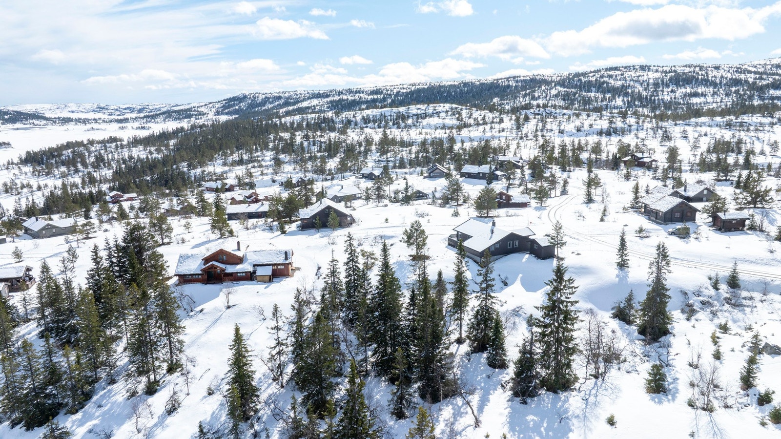 Området er ideelt for ski- og snøelskere, og i tillegg et yndet sommerferiested - et flott helårsområde. Galleribilde
