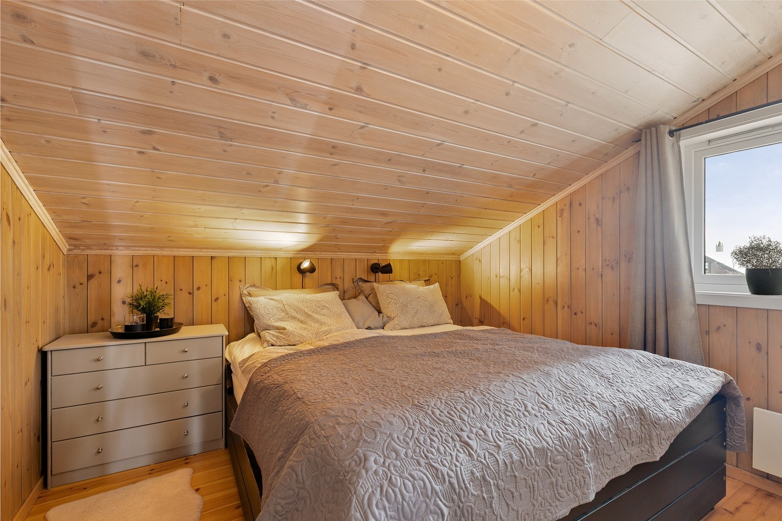 Hytta har totalt fire soverom, alle med en lun og hyggelig atmosfære preget av trepanel på vegger og himling. Soverom 1. Galleribilde