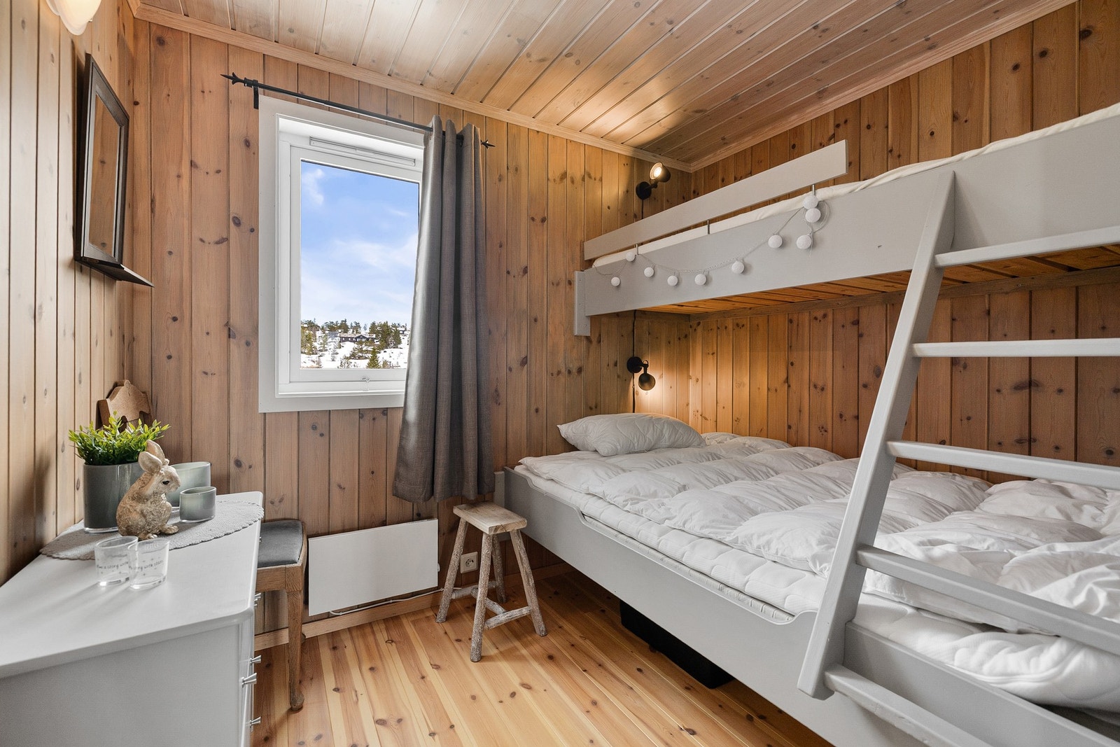 Samlet sett legger rommene godt til rette for mange sengeplasser og komfortable opphold. Soverom 4. Galleribilde