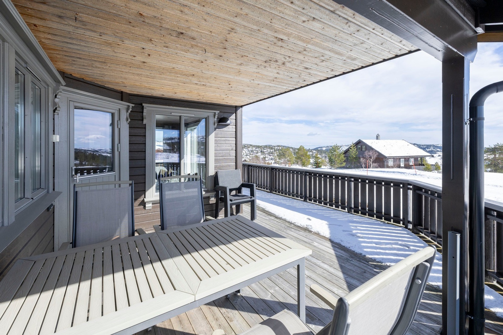 Overbygd terrasse med gode solforhold og flott utsikt over omkringliggende fjellandskap. Galleribilde