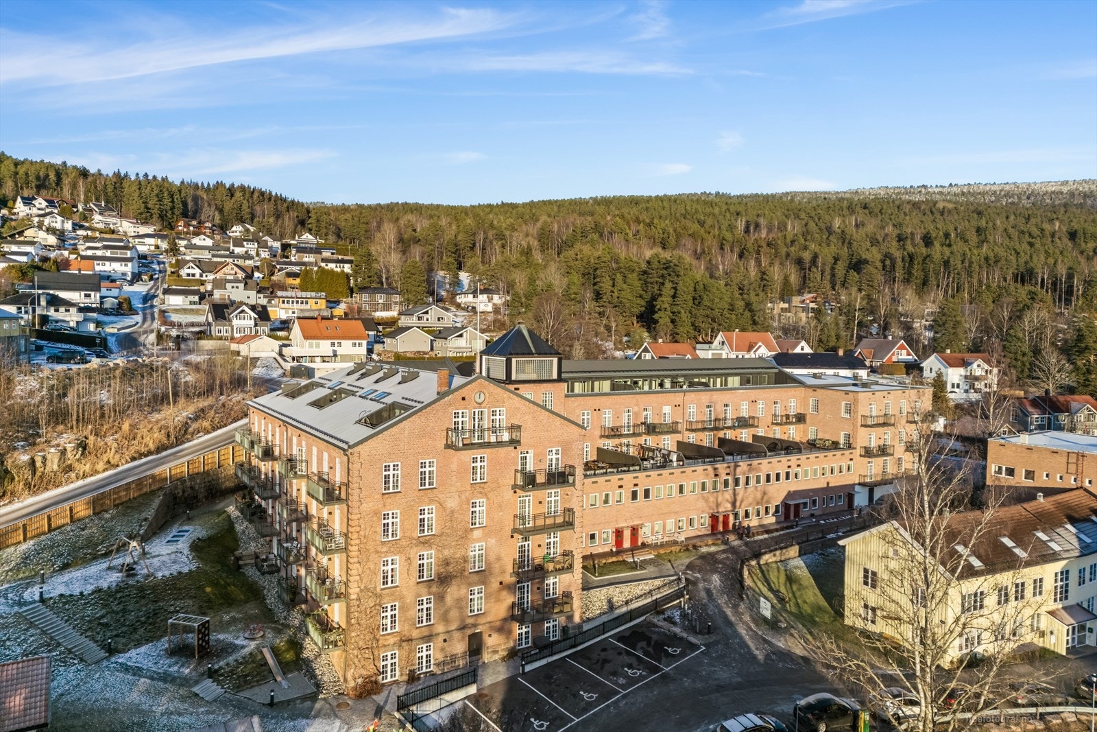 Fra boligen har du kort gangavstand til variert turterreng, lysløype og populære turmål som blant annet Knabben. Galleribilde