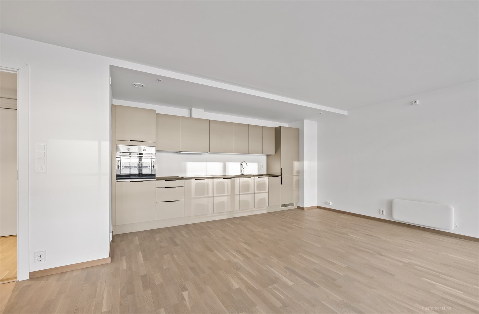 Innredningen byr på effektive arbeidsflater og har rikelig med plass i både skuffer og skap. Galleribilde
