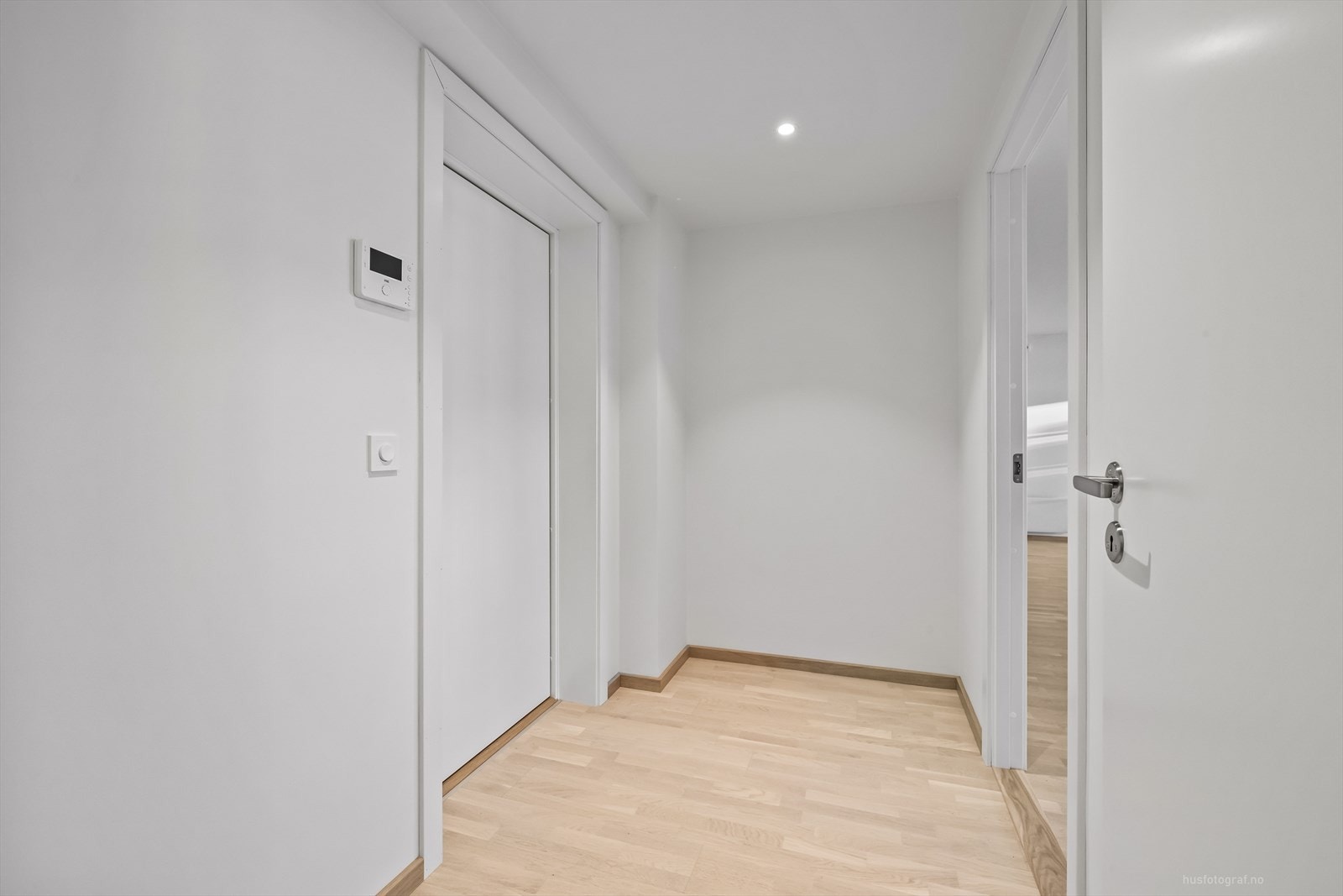 Velkommen inn! Hyggelig entré med nisje som passer perfekt til en skyvedørsgarderobe. Galleribilde