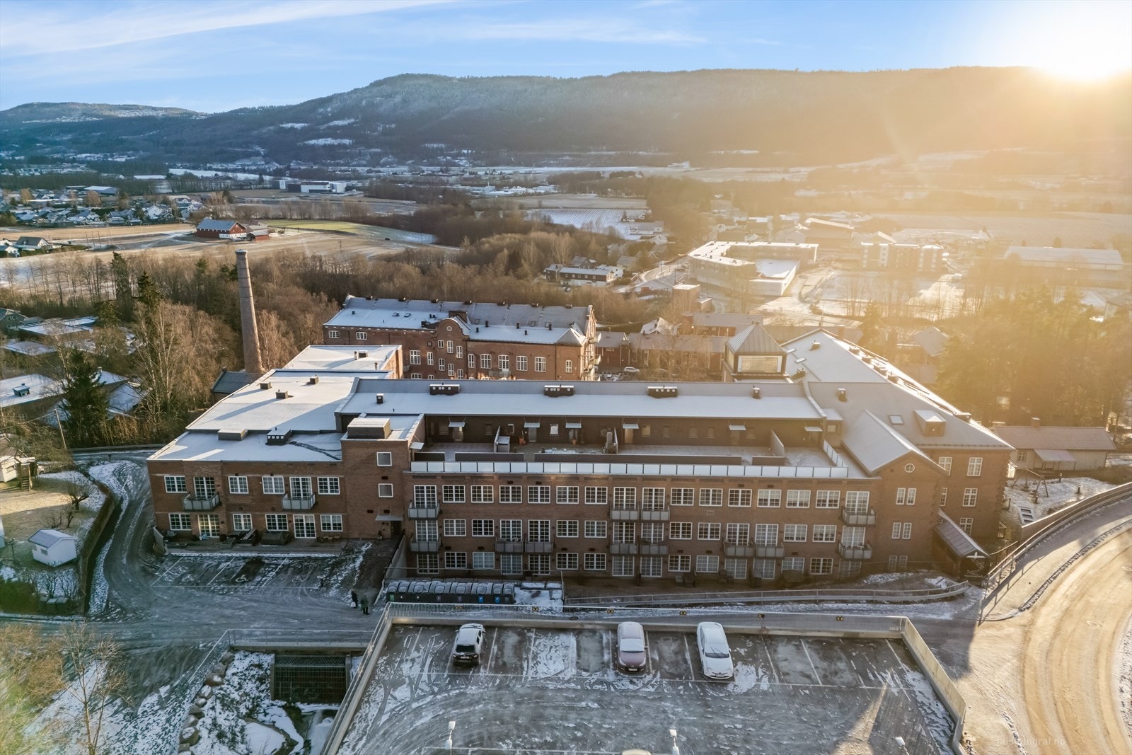 Kort gangavstand til bussholdeplass og offentlig kommunikasjon med god bussforbindelse i retninger Drammen/Oslo og Hokksund. Galleribilde