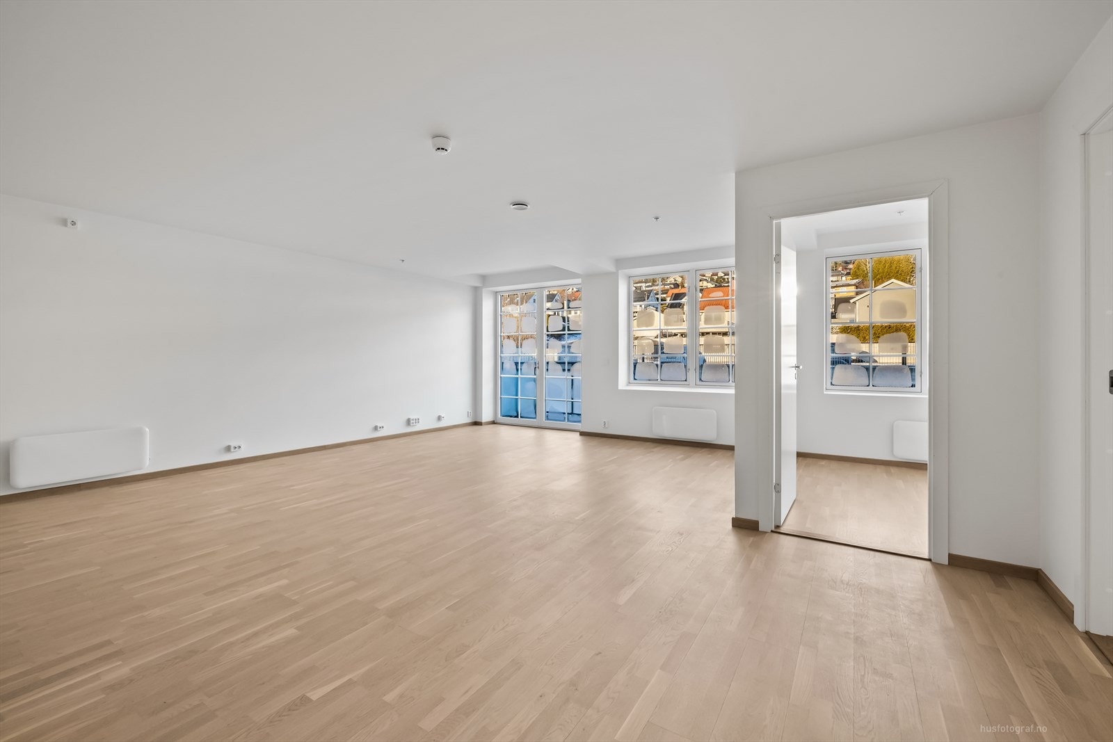Leiligheten har god standard med parkett på gulv, lyse overflater og moderne innredning. Galleribilde