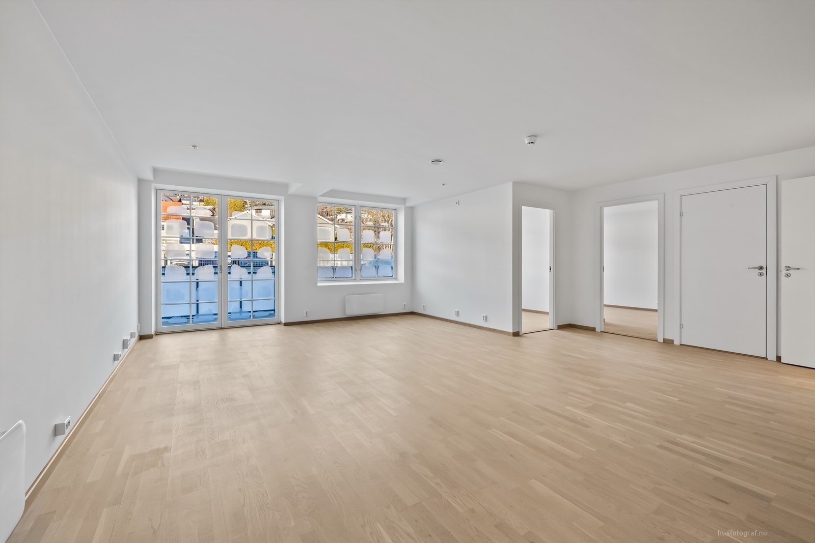 Leiligheten har en romslig og hyggelig stue med store vindusflater og utgang til balkong. Galleribilde