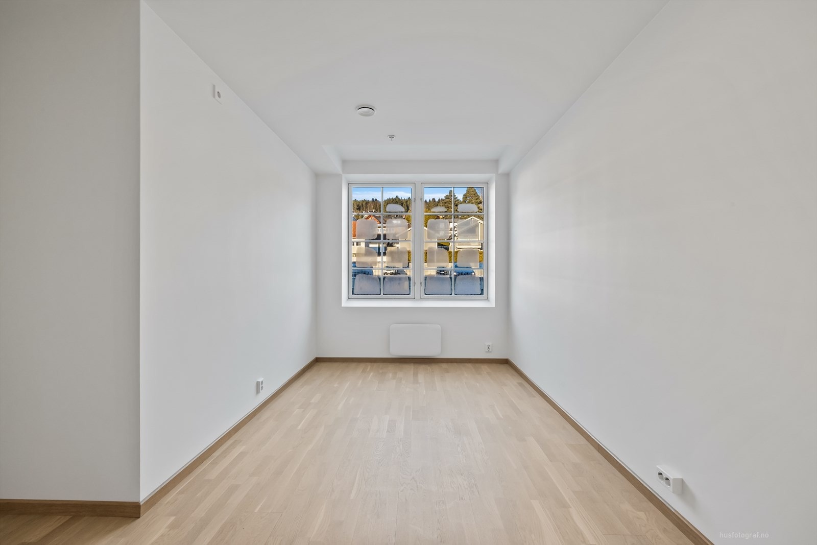Hovedsoverommet har god plass til innredning med dobbeltseng og nattbord. Galleribilde