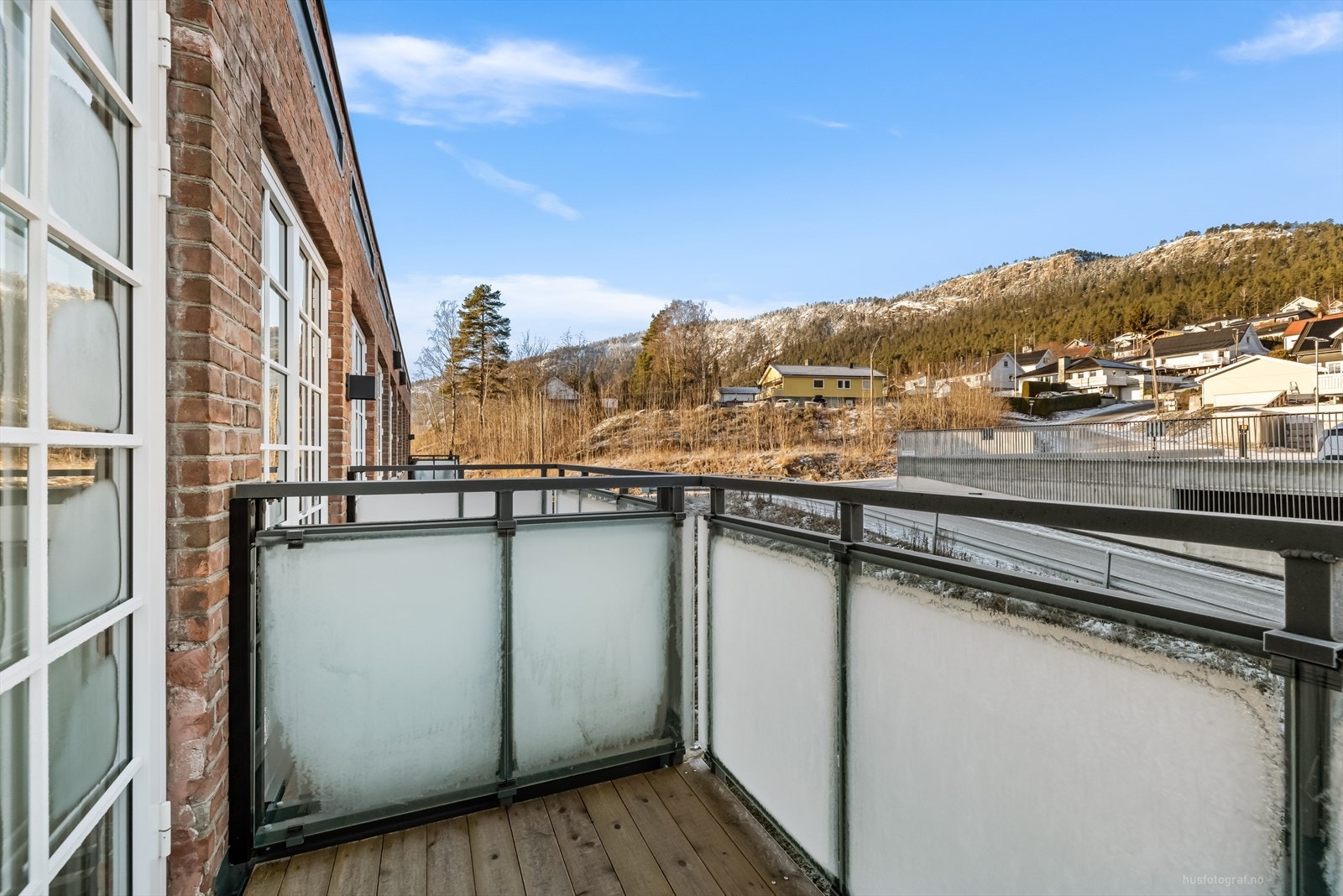 Fra stuen er det utgang til en hyggelig balkong. Galleribilde