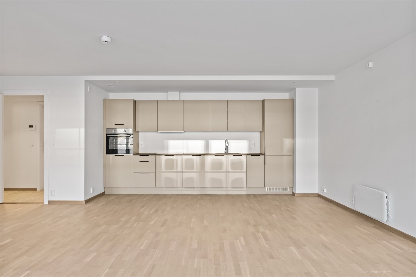Kjøkkenet er pent innredet og har et stilrent og delikat design bestående av slette fronter og slitesterk benkeplate i laminat. Galleribilde