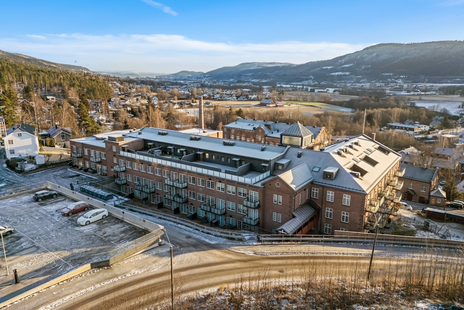 Solbergveien 22 ligger flott til sentralt i Solbergelva, i et ettertraktet og trivelig nabolag. Galleribilde