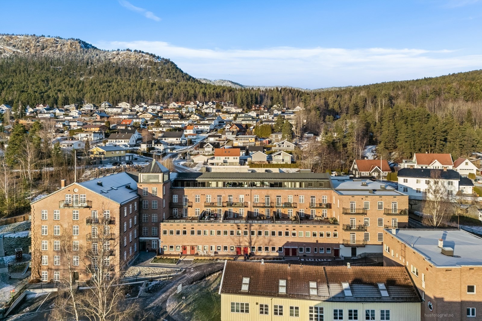 Kun ca. 5 minutters gange til nærmeste dagligvare, Kiwi samtidig som det er nærhet til flere kjøpesentre, bl.a. Buskerud Storsenter/Alti med større butikkmiks, vinmonopol, restauranter og serveringssteder. Galleribilde