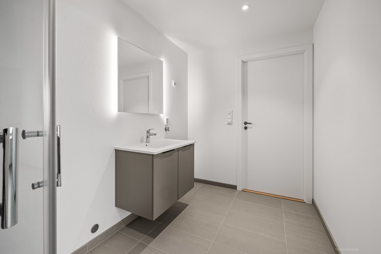 Fra hovedsoverommet er det direkte tilknytning til badet. Galleribilde